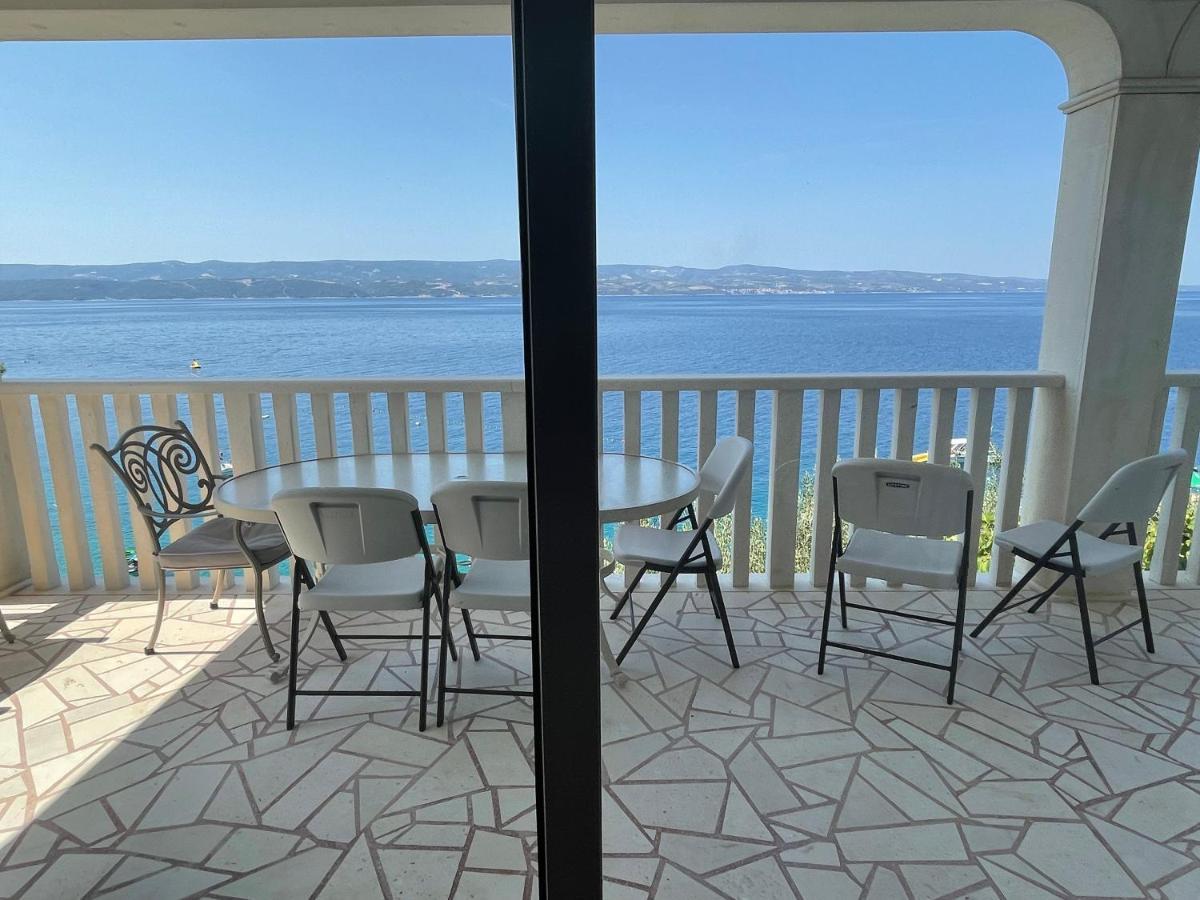 Apartments Lozina On The Beach Омиш Экстерьер фото