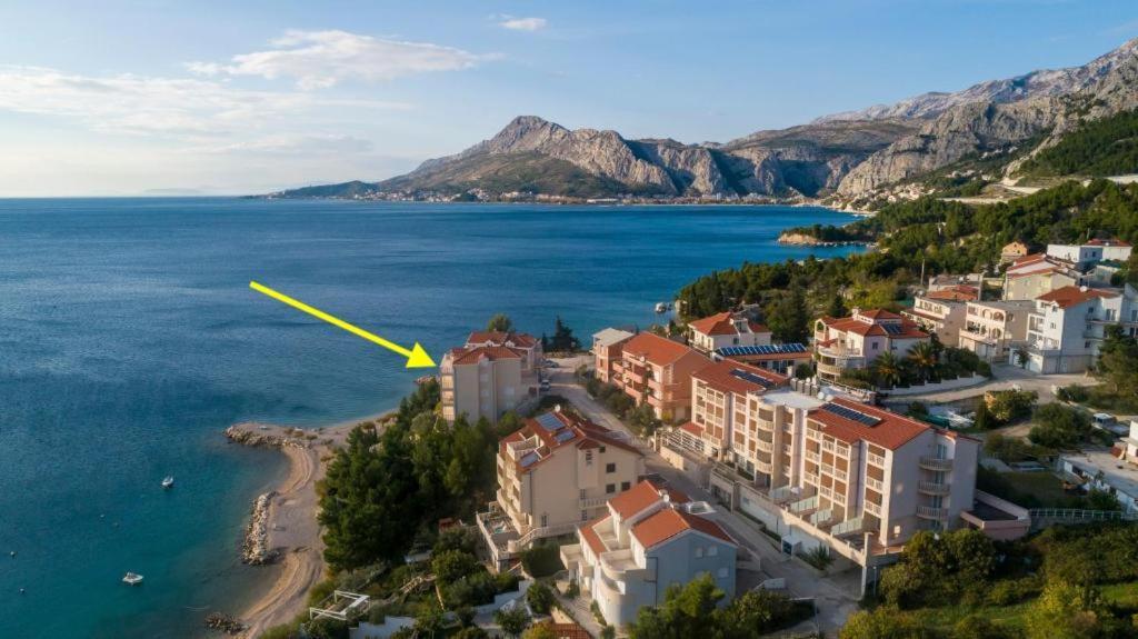 Apartments Lozina On The Beach Омиш Экстерьер фото