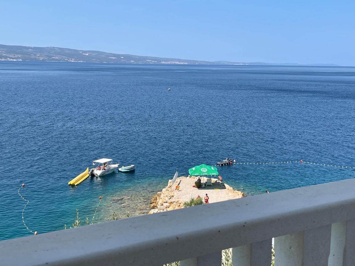 Apartments Lozina On The Beach Омиш Экстерьер фото