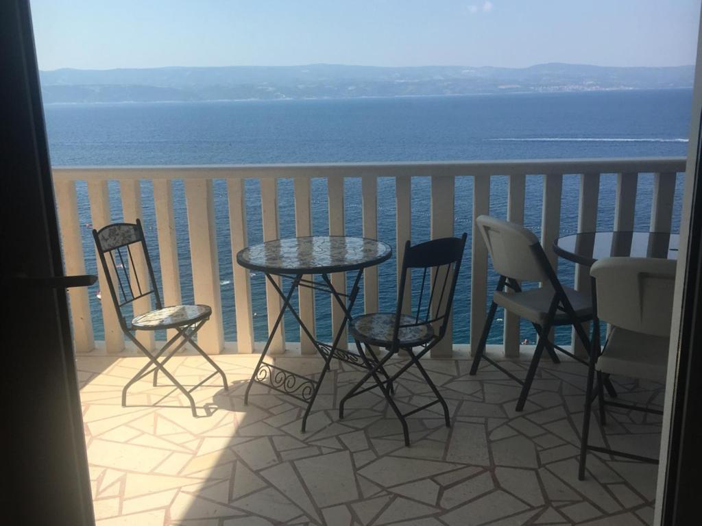 Apartments Lozina On The Beach Омиш Экстерьер фото