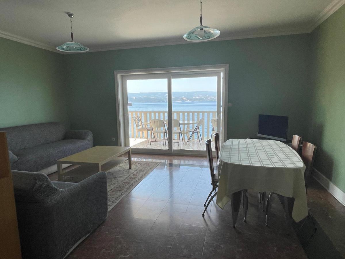 Apartments Lozina On The Beach Омиш Экстерьер фото