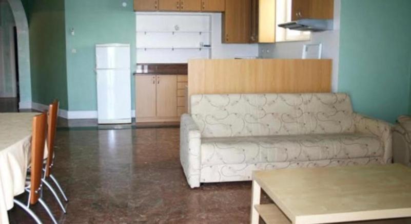 Apartments Lozina On The Beach Омиш Экстерьер фото