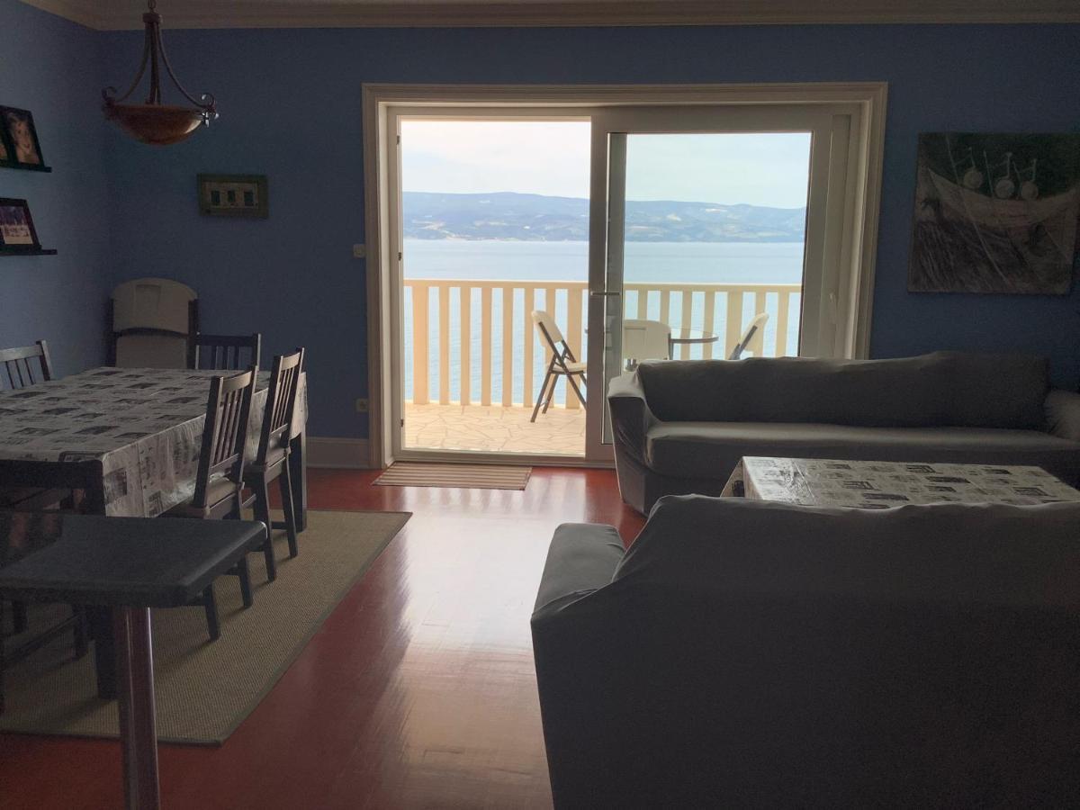 Apartments Lozina On The Beach Омиш Экстерьер фото
