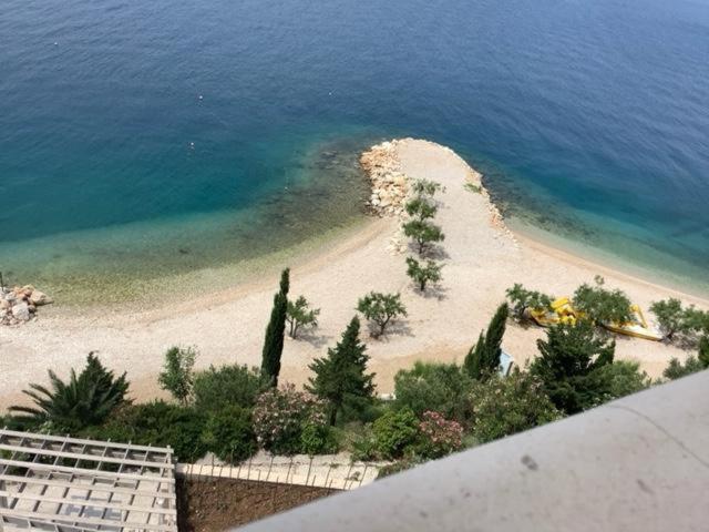Apartments Lozina On The Beach Омиш Экстерьер фото