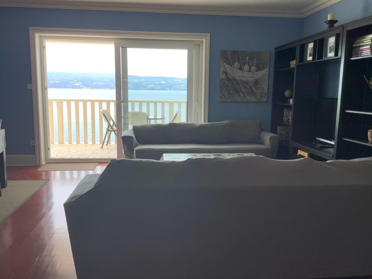 Apartments Lozina On The Beach Омиш Экстерьер фото