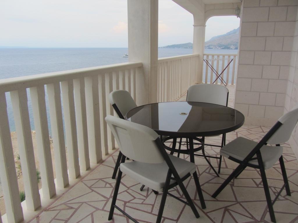 Apartments Lozina On The Beach Омиш Экстерьер фото