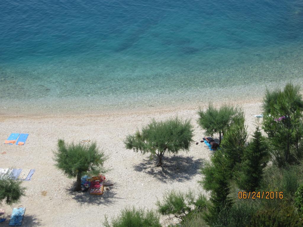 Apartments Lozina On The Beach Омиш Экстерьер фото