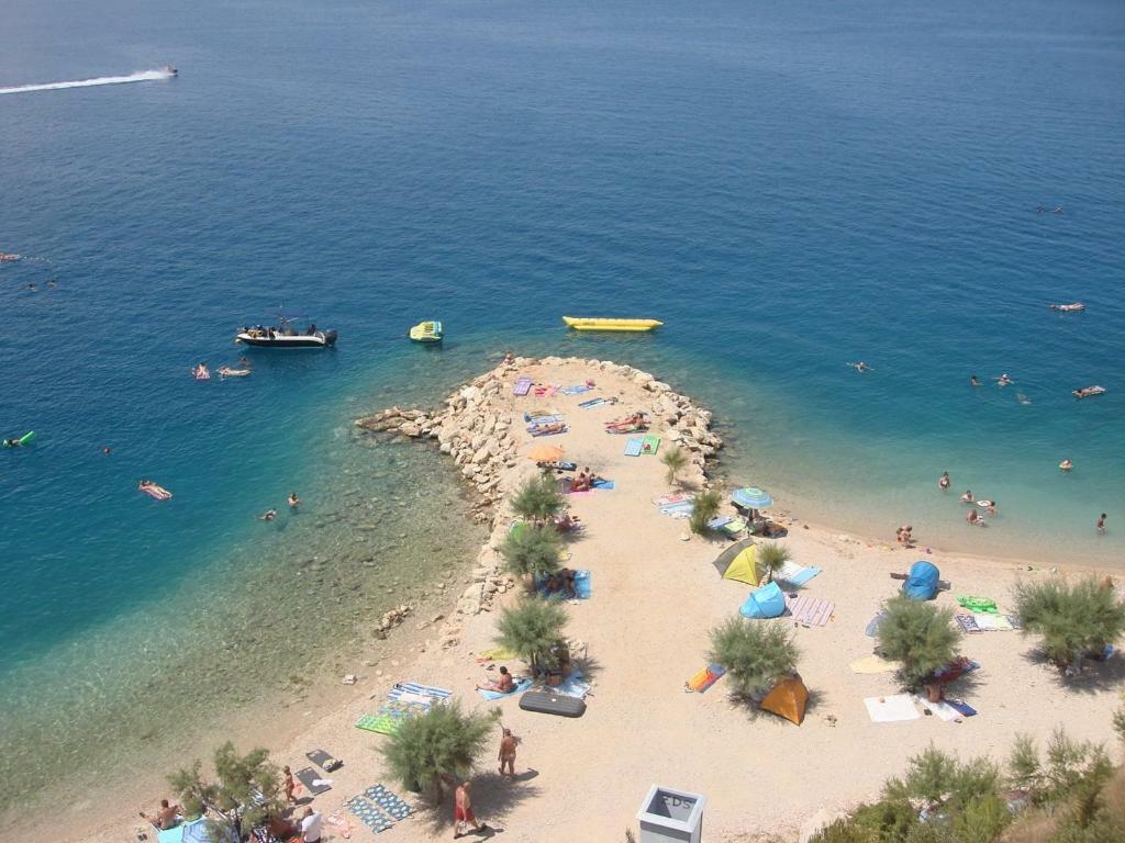 Apartments Lozina On The Beach Омиш Экстерьер фото